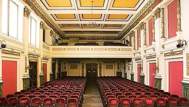 Der Konzertsaal Ehrbar Saal im Palais Ehrbar mit roten Sitzen und vergoldeter Decke
