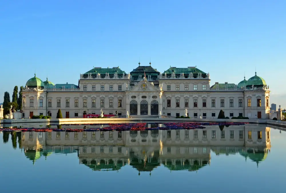 Das Schloss Belvedere in Wien, das sich in seinem Teich spiegelt