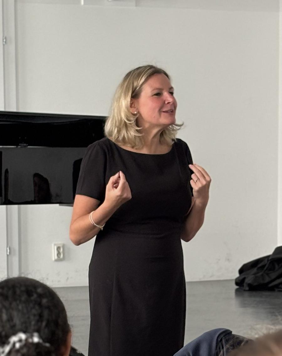 Today we had the incredible Evelyn Schörkuber teach a masterclass with some of our students, from the festival's Instagram